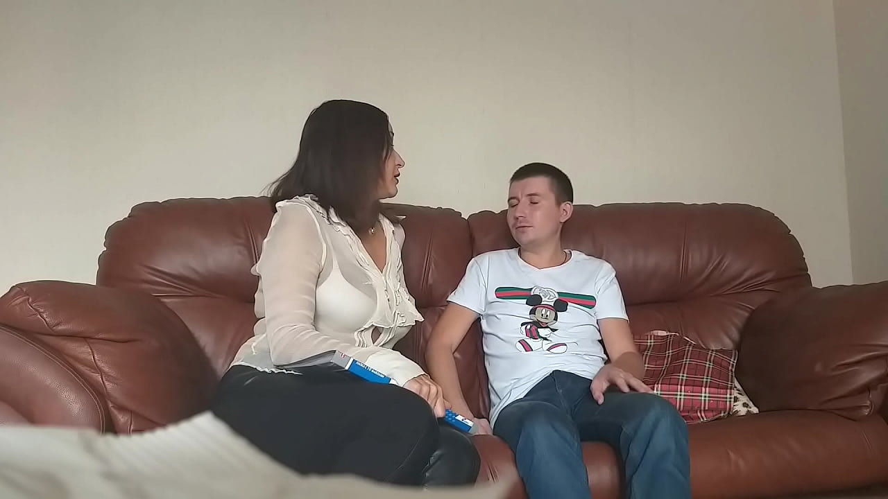 Stydlivá studentka šuká nenasytnou učitelku (Mamina Alina Tumanova)