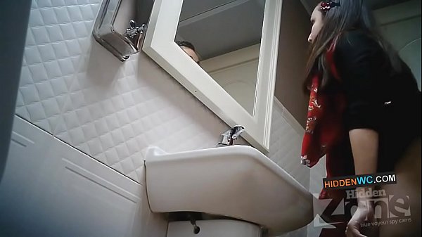 Záběry ze skryté kamery na dámských toaletách (1)