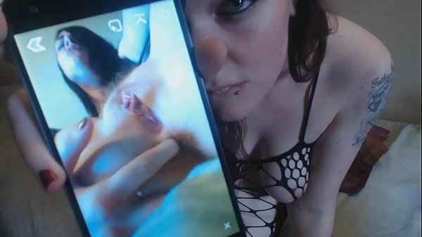 Dívka natáčí sex se sedmipalcovým umělým penisem.