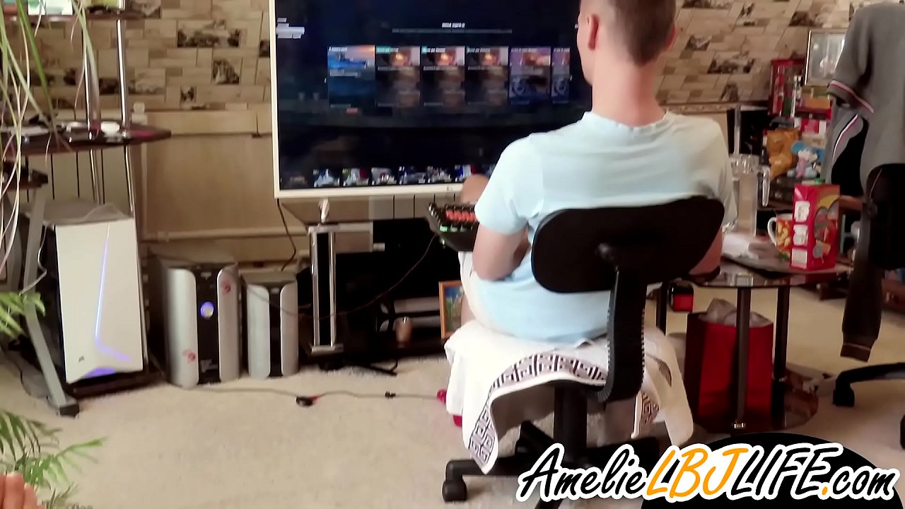 Dívka masturbuje s erotickou hračkou pro přítele, aby mohl hrát počítačové hry