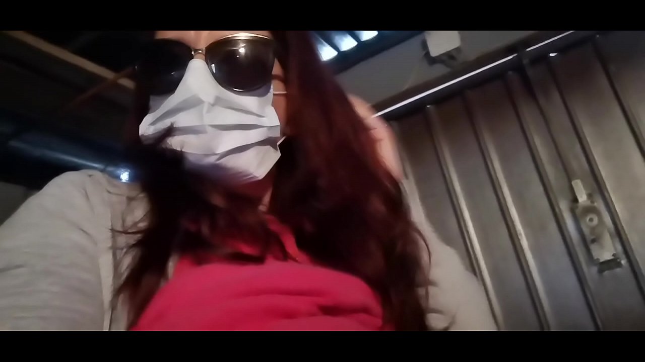 Nicoletta se pomstí svému sousedovi a vyčůrá se mu do garáže (Speciál Covid19 Italská karanténa)