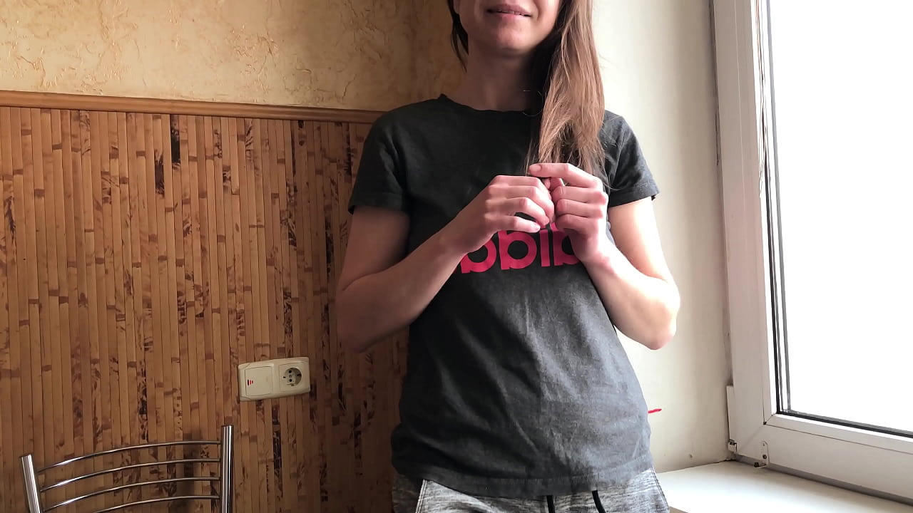 Bratr pomohl nevlastní sestře uvolnit se před prvním rande. Ruská amatérka s mluvením