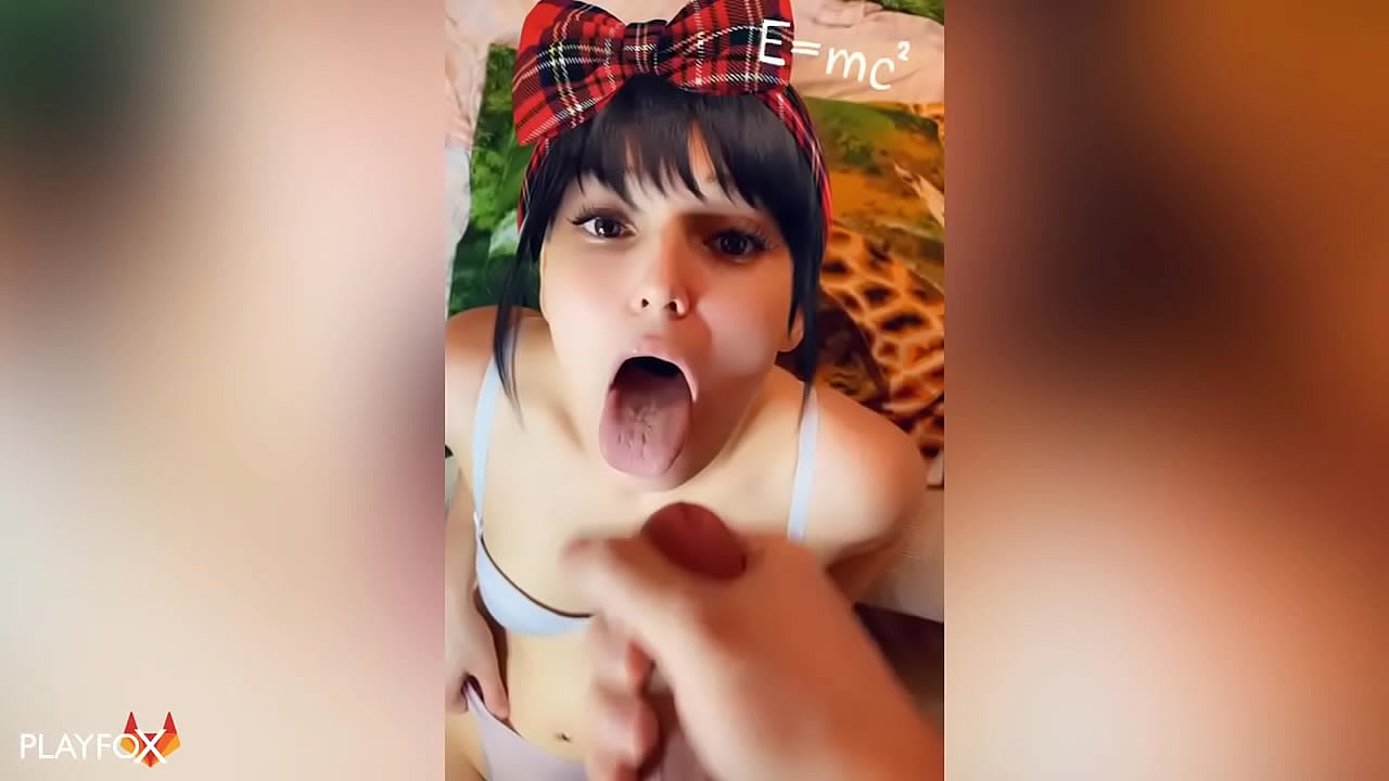 Středoškolačka dostane své první sperma do pusy od spolužáka