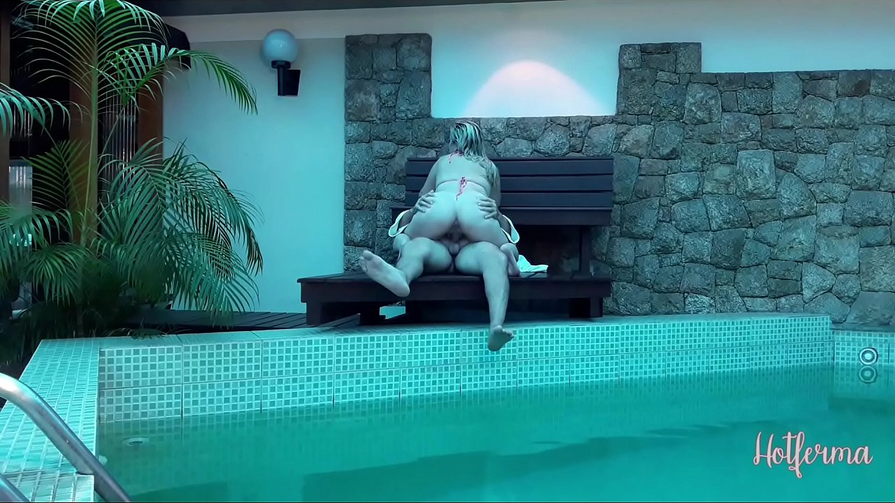Šéf pozve služebnou k bazénu, ale neodolala žhavému