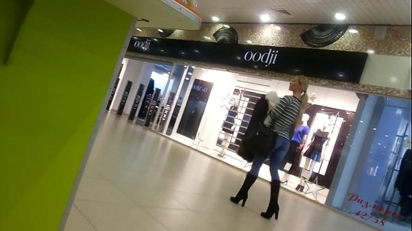 Parádní kočka v supermarketu.