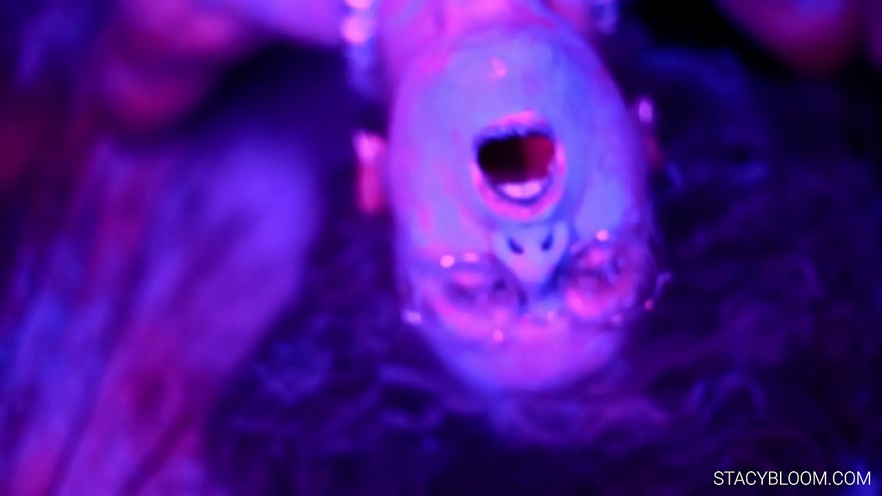 Dítě masturbuje před kamerou a přivádí se k orgasmu.