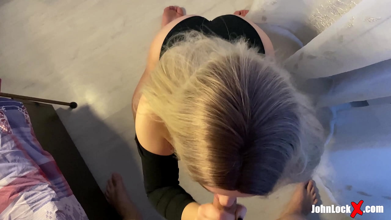 Zrzka kouří péro a šuká nahoru, dostává sperma na zadek